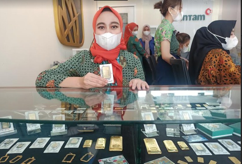foto-pegawai-saat-menunjukkan-display-emas-antam-di-butik-antam-medan.jpg