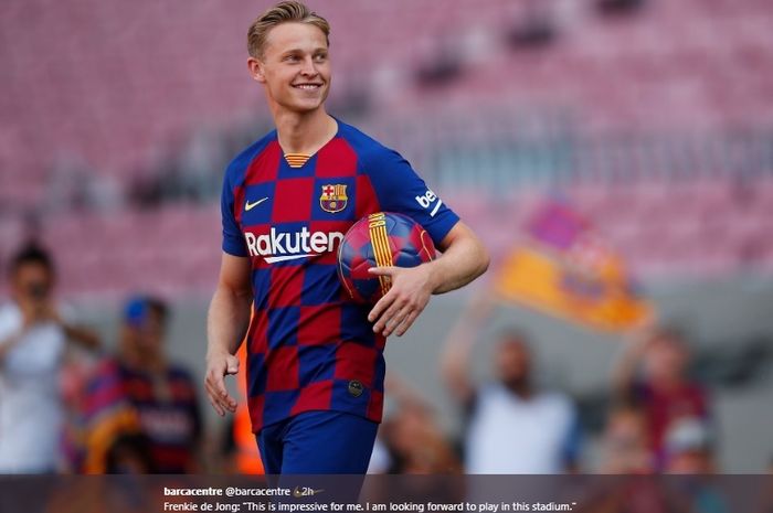 frenkie-de-jong-resmi-diperkenalkan-ke-publik-di-camp-nou.jpg