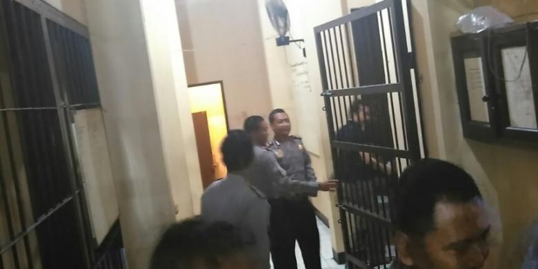 gatot-brajamusti-di-sel-tahanan-tribun_20160912_214953.jpg