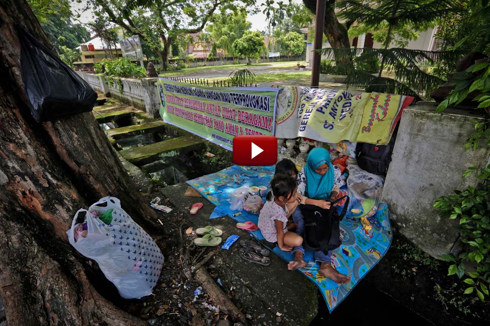 Video: Kasihan Ibu Ini, Suami Gila, Sekarang Tinggal Bersama Tiga Anak di Trotoar Jalan