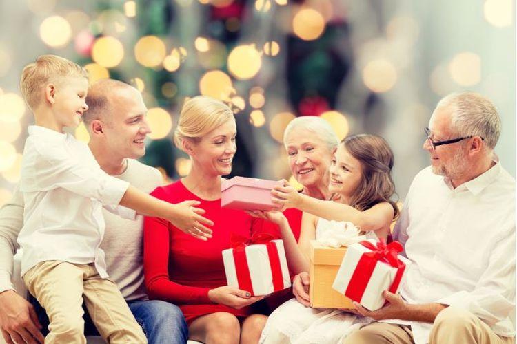 ilustrasi-hadiah-natal-untuk-orangtua.jpg