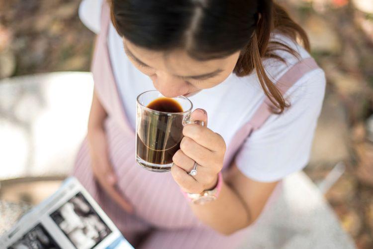 ilustrasi-ibu-hamil-minum-kopi-1.jpg