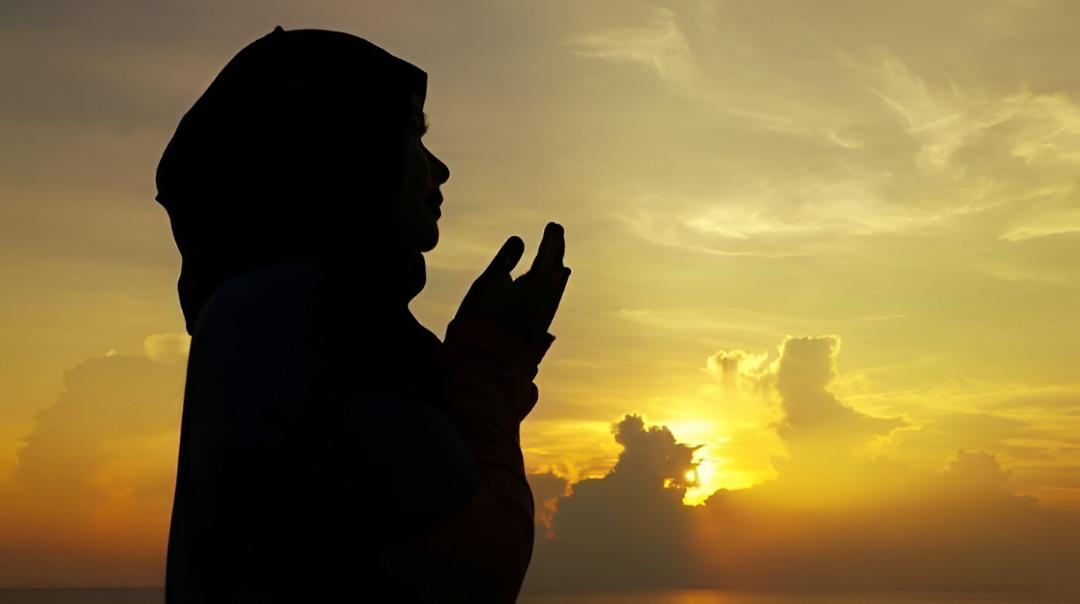 ilustrasi-umat-Islam-berdoa-saat-bulan-Rajab.jpg