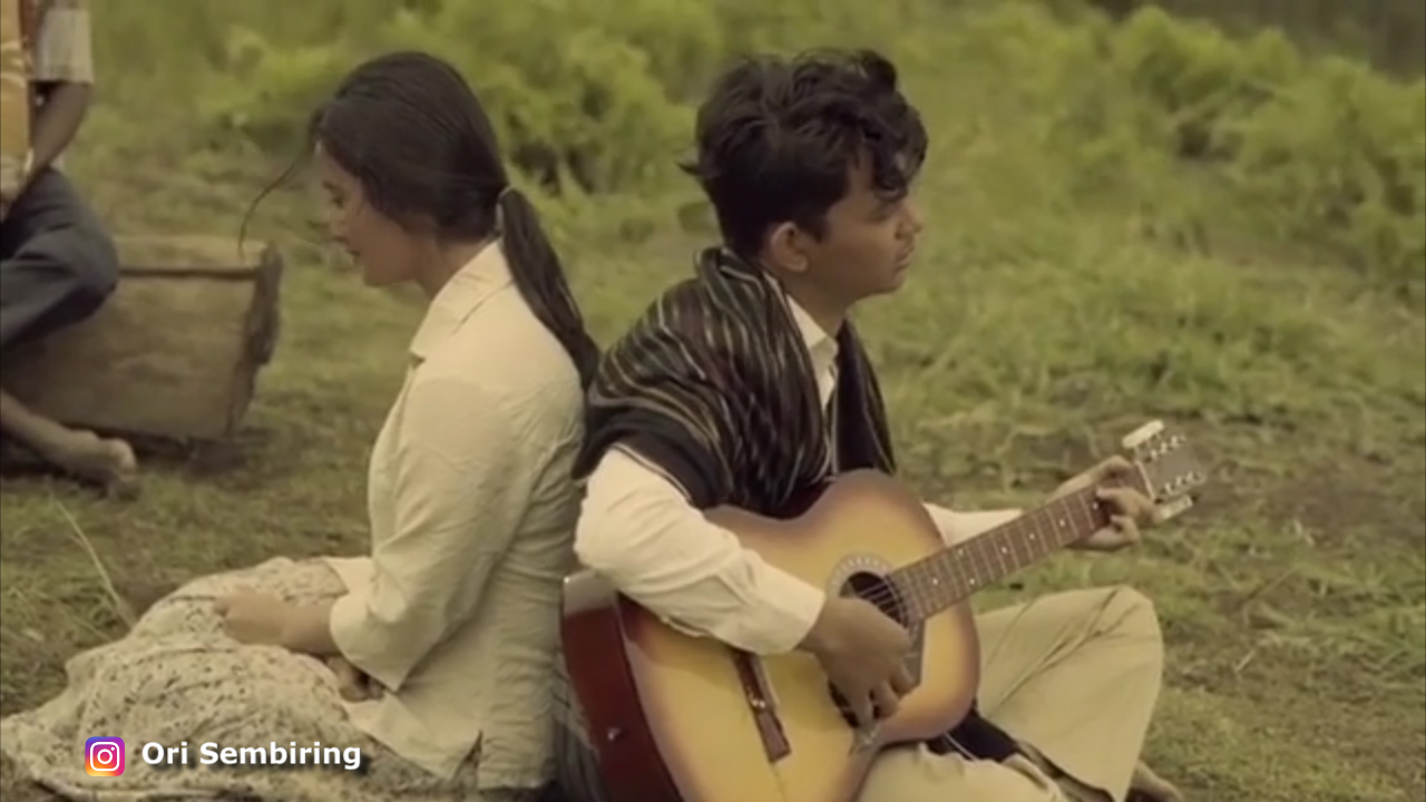 Yoqimli qiz qora xorozga minadi