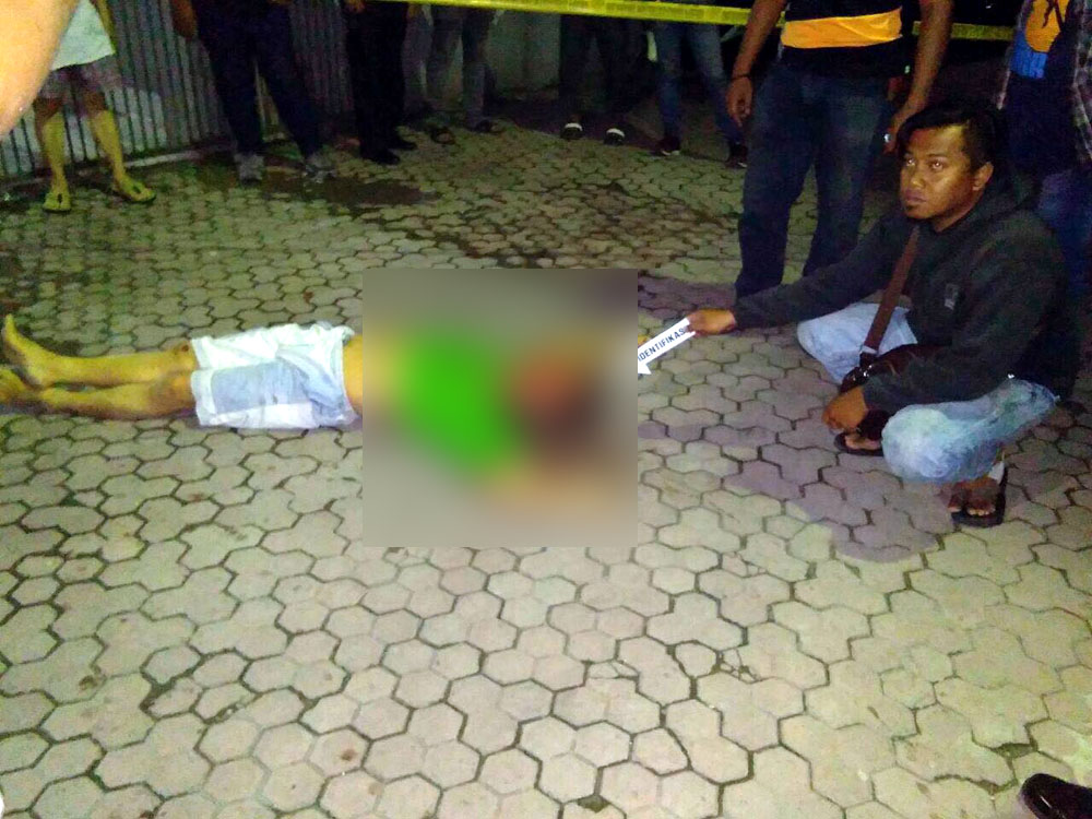 Seorang Pria Tiba-tiba Jatuh dari Lantai 2, Kondisinya Mengenaskan