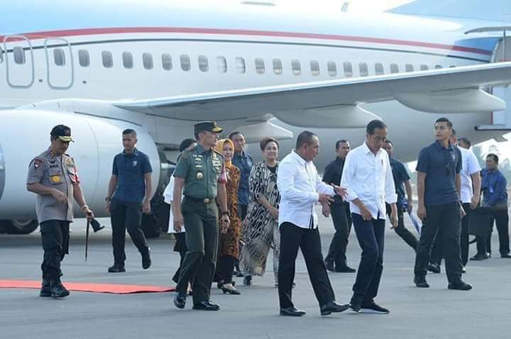 jokowi-di-bandara-silangit.jpg