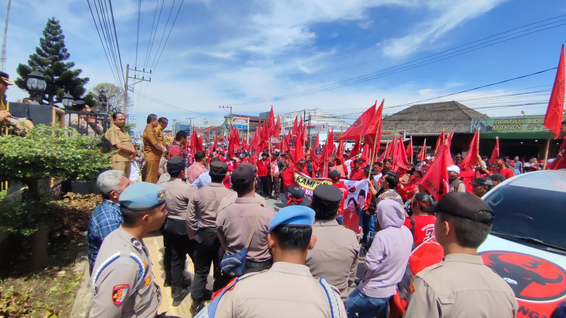 kader-PDIP-geruduk-kantor-bupati-Dairi.jpg