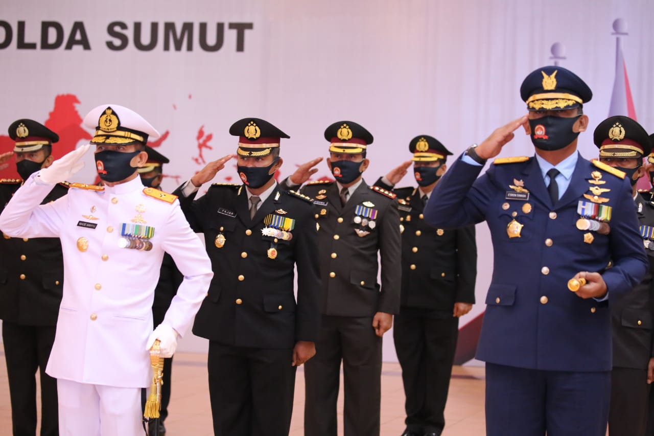 kapolda-sumut-irjen-pol-martuani-sormin-saat-pimpin-upacara-hut-74-bhayangkara.jpg