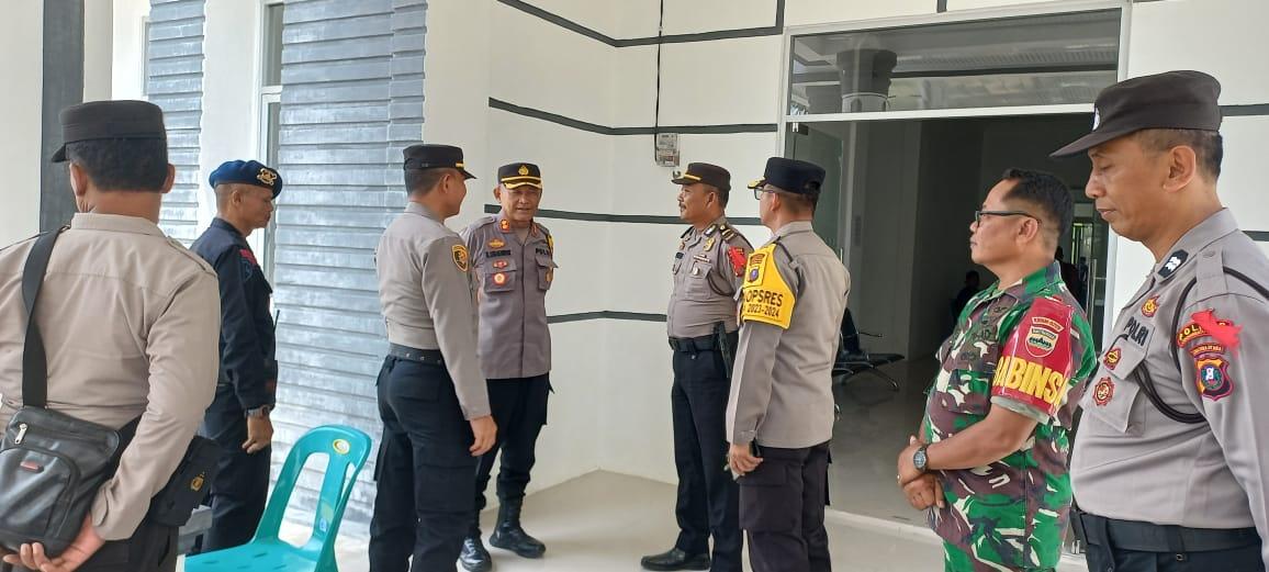 Pastikan Proses Rekapitulasi Aman, Kapolres Labusel dan PJU Kunjungi Kantor PPK Kampung Rakyat