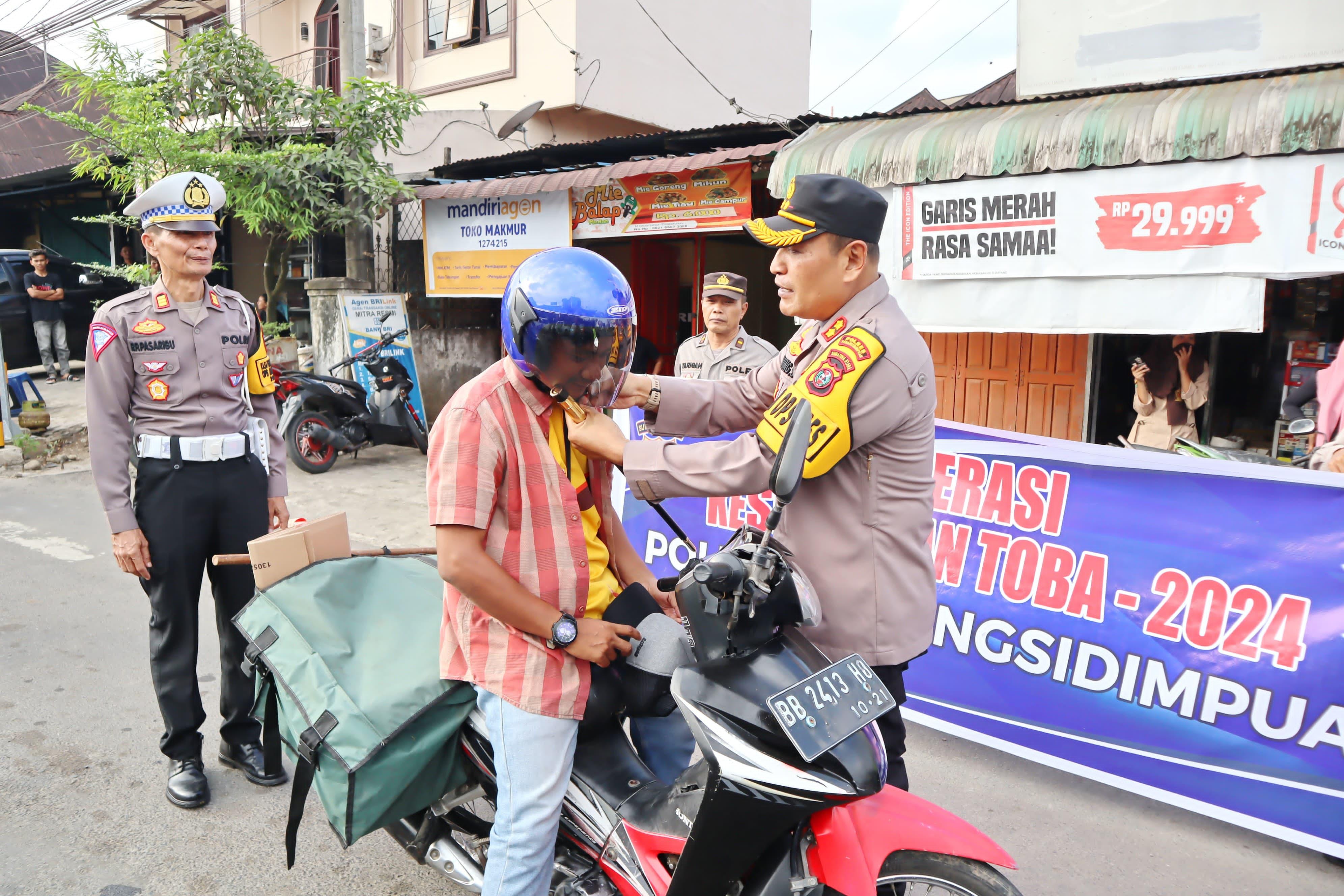 Edukasi Pengendara Secara Humanis, Kapolres Padangsidimpuan Bagi Helem Gratis di Jalan Raya