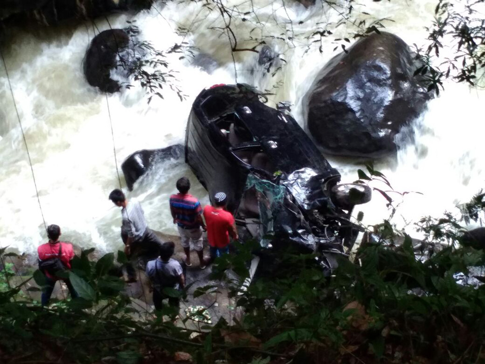 Mobil Xenia Terjun ke Jurang Kedalaman 100 Meter dan Nyaris Hanyut Terbawa Arus Sungai