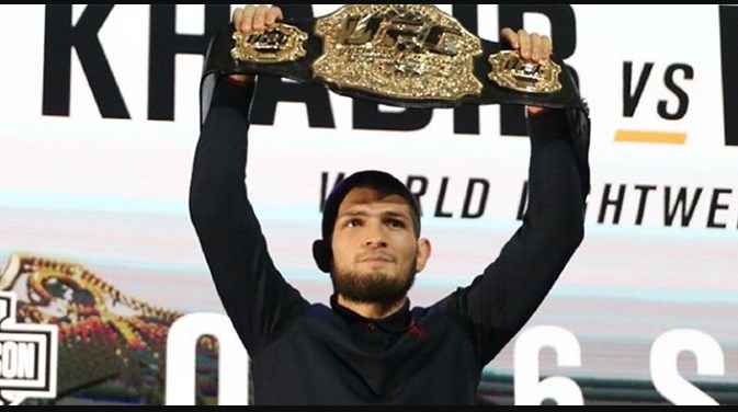 khabib-nurmagomedov-dari-rusia-memperlihatkan-sabuk-juara-di-makhachkala-rusia.jpg