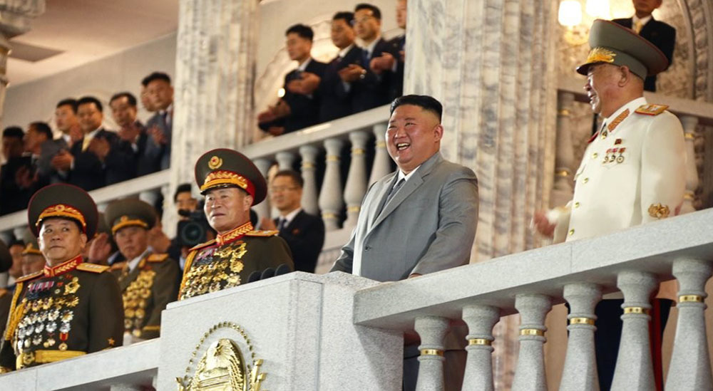kim-jong-un-senyum-pamerkan-senjata-penghancur.jpg