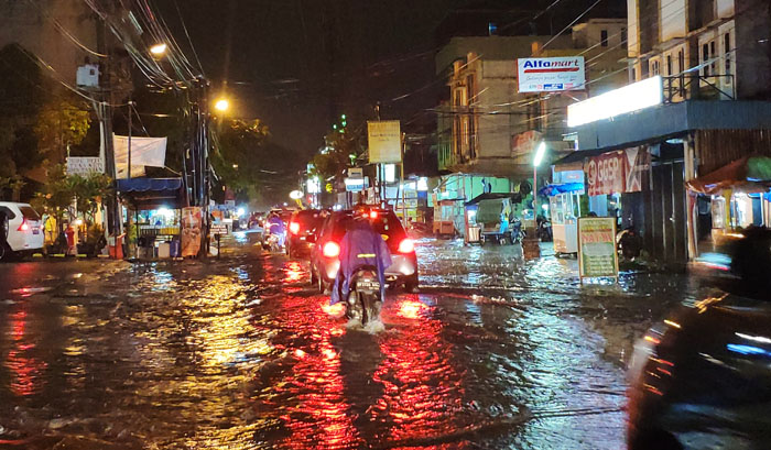 kondisi-jalan-ayahanda-yang-direndam-banjir-akibat-hujan-deras-sejak-sore-hari-sabtu-24102020.jpg