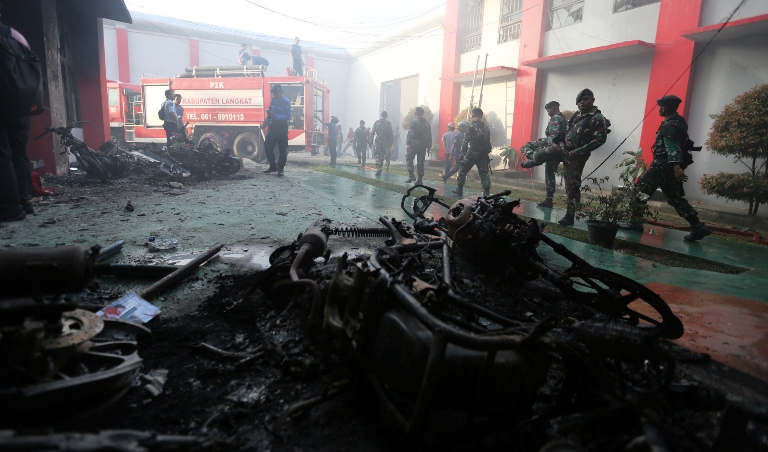 KONDISI TERKINI Lapas Narkotika Langkat, Sisa Pecahan Kaca Jendela dan Pintu Mulai Dibongkar. .