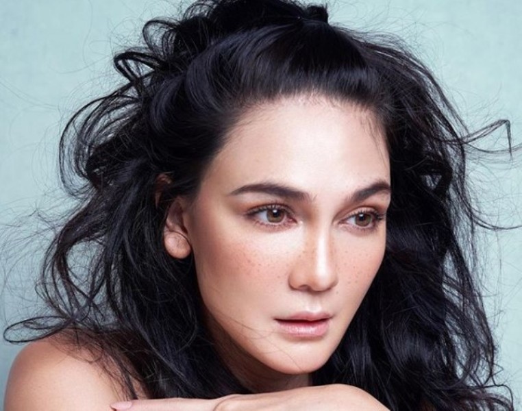 Hadir dalam Premiere Film Suzzanna: Bernapas Dalam Kubur, Penampilan Luna Maya Curi Perhatian