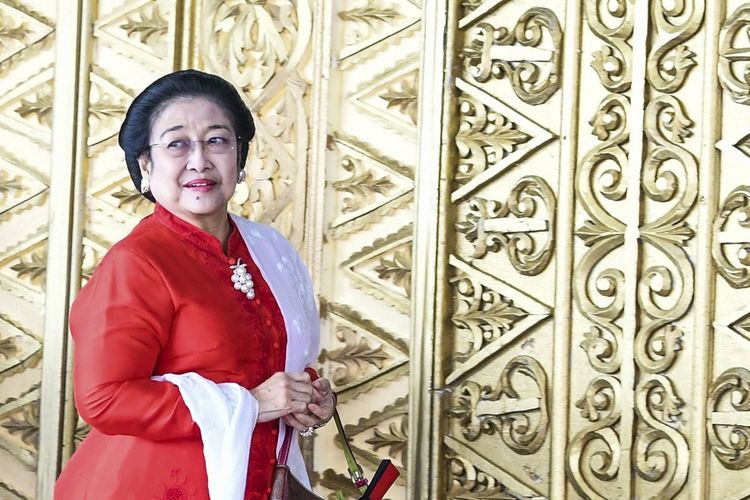 megawati-soekarnoputri-memasuki-ruang-pelantikan-anggota-dpr-ri-di-kompleks-parlemen.jpg