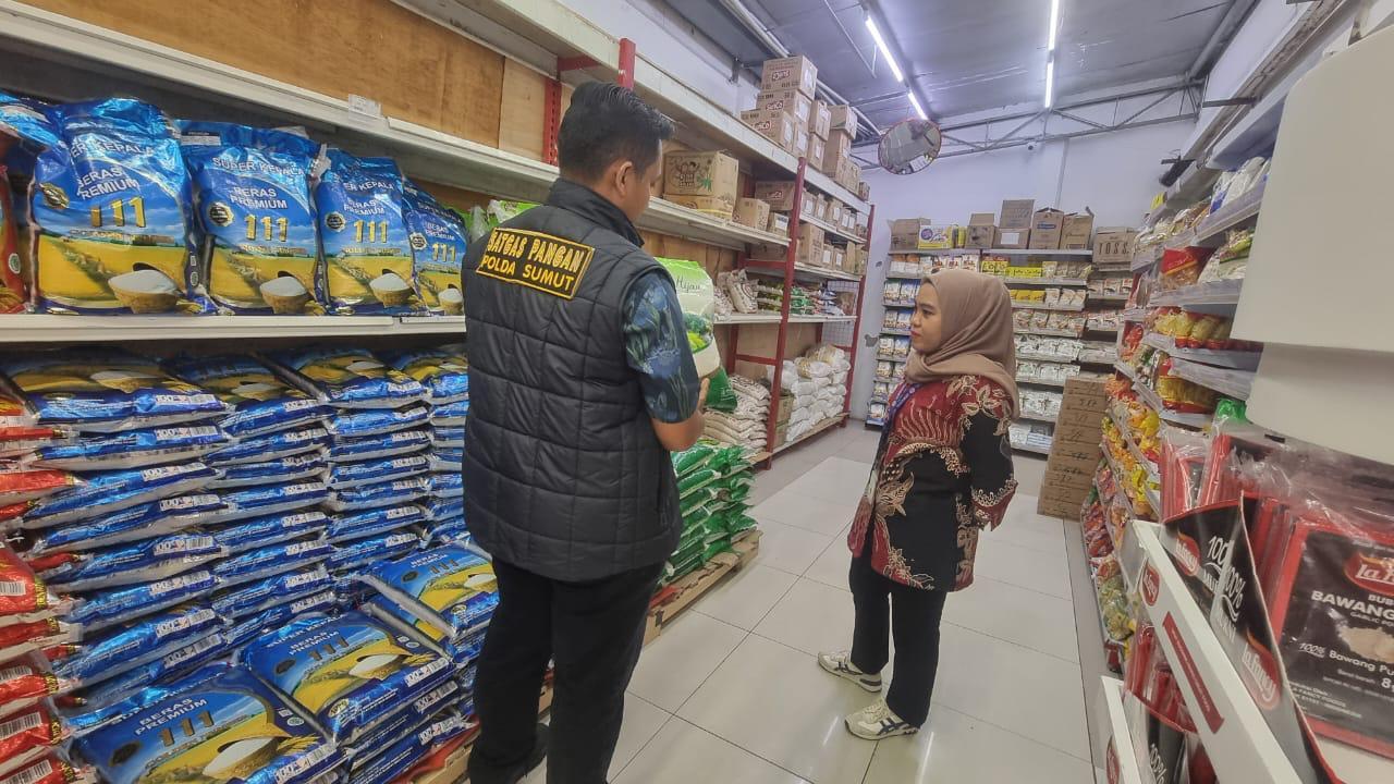 memeriksa-kemasan-beras-di-rak-swalayan-Jalan-Karya.jpg