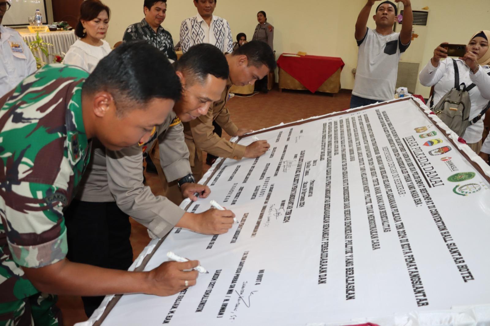 menandatangani-ikrar-Pilkada-damai-di-Convention-Centre-Siantar-Hotel.jpg