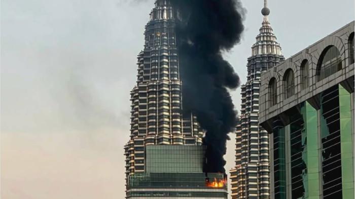 menara-petronas-terbakar-2.jpg
