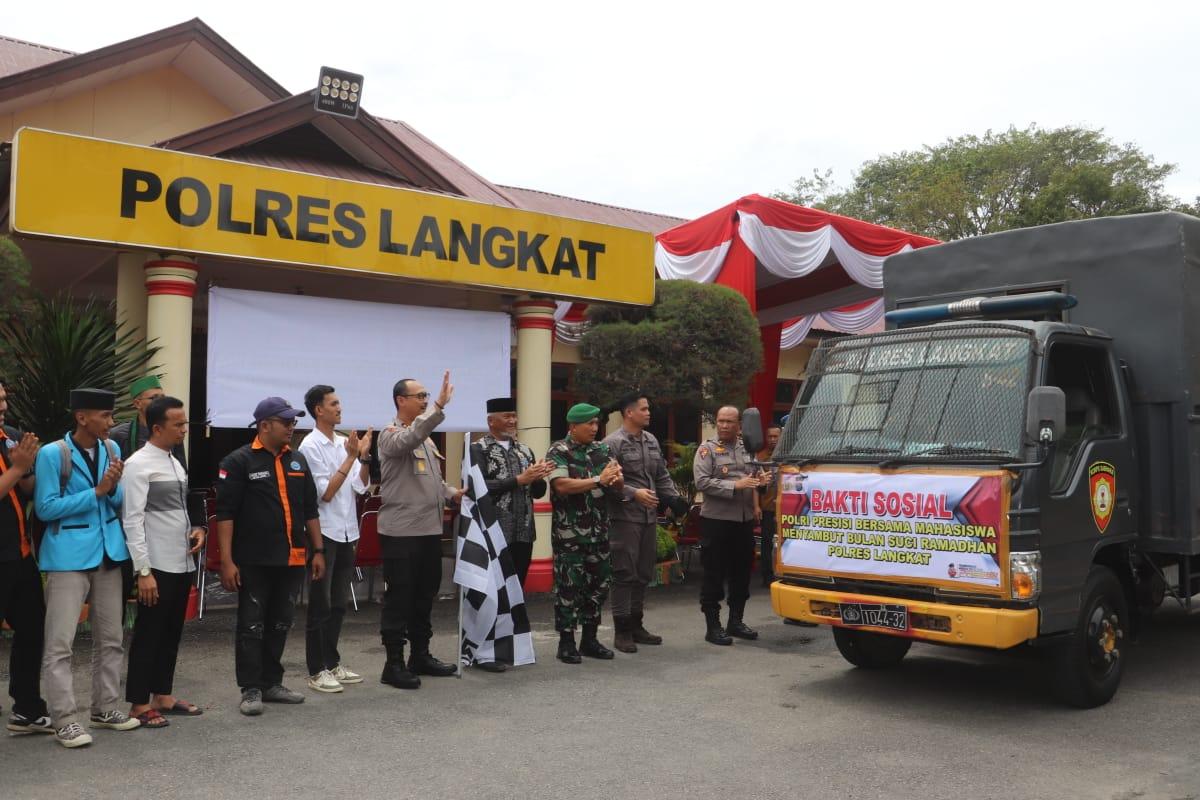 menyalurkan-bantuan-kepada-masyarakat-menjelang-Ramadan.jpg