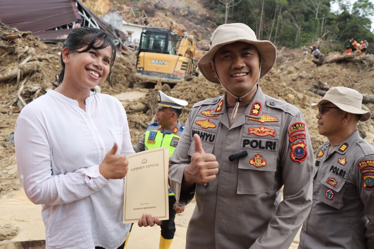 menyelamatkan-seorang-ibu-dan-dua-anak-balita-yang-terjebak-saat-bencana-terjadi.jpg
