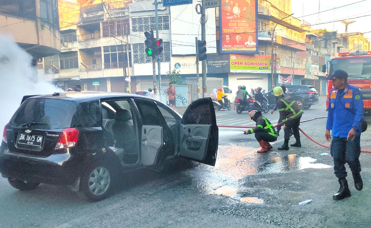 mlbil-terbakar-Jalan-Sutomo.jpg