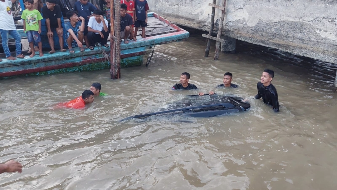 mobil-tercebur-ke-laut.jpg