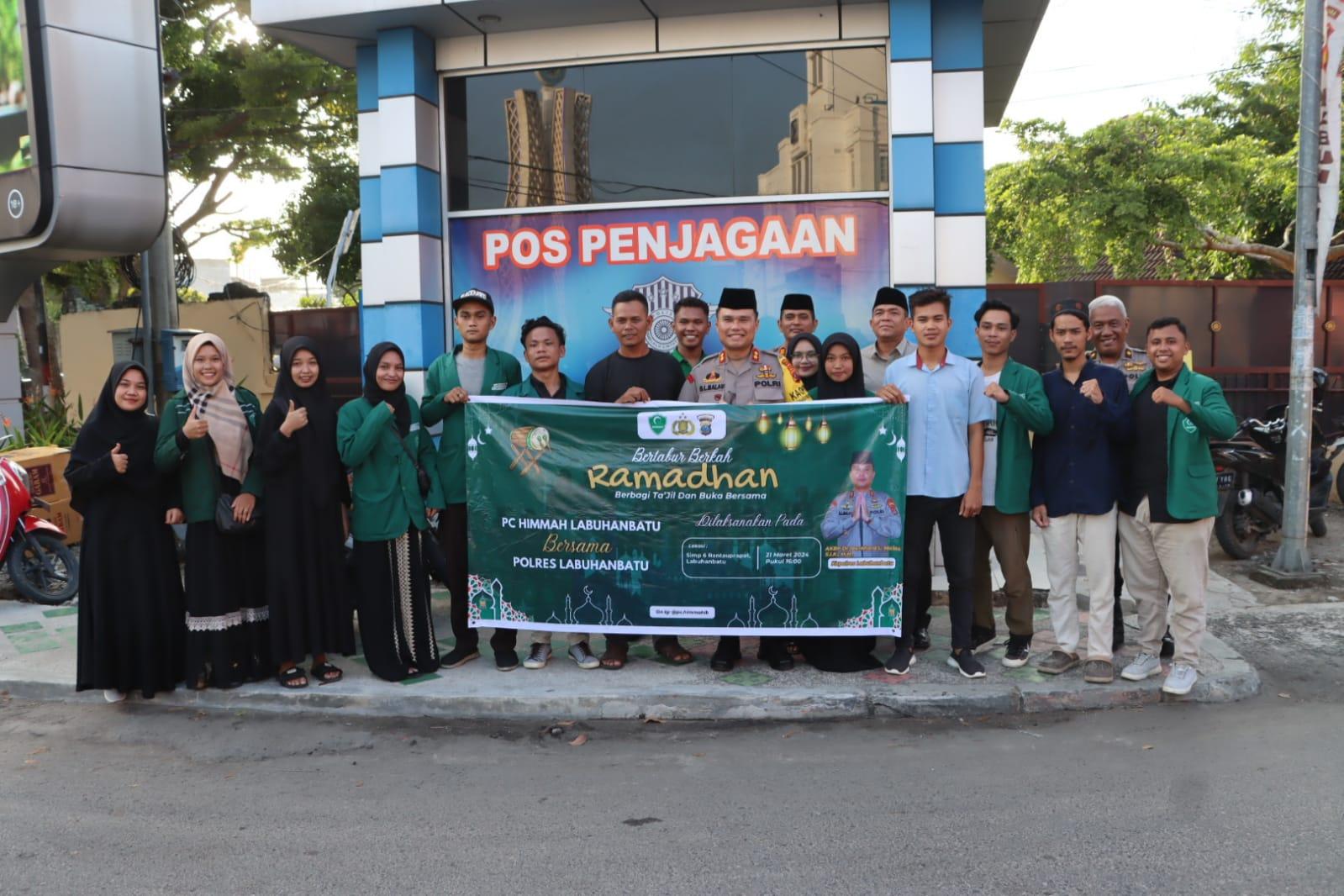 Momen Kompak Kapolres Labuhanbatu dan Mahasiswa PC HIMMAH Bagikan Takjil di Simpang 6 Rantauprapat