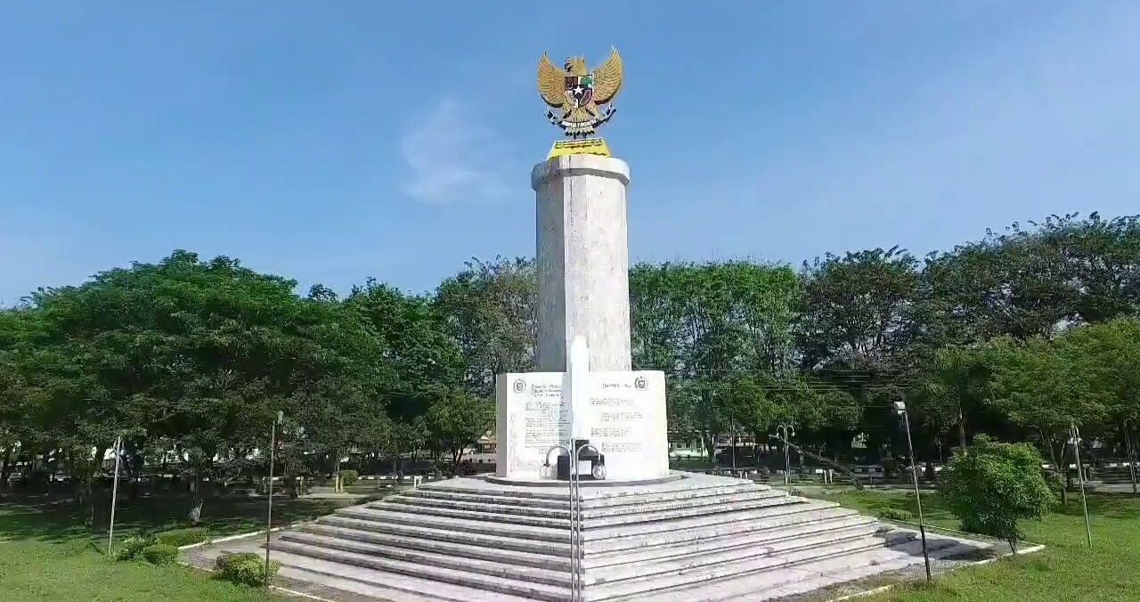 monumen-tengku-amir-hamzah-yang-terletak-di-alun-alun.jpg