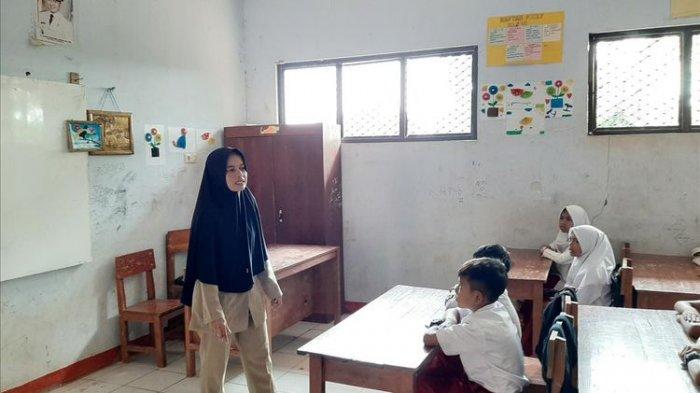ULIK Fakta Guru Honorer yang Bertempat Tinggal di Bekas Toilet Sekolah, Gaji Tak Cukup