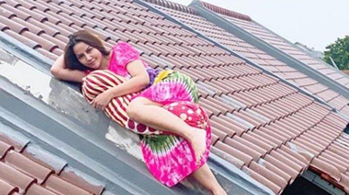 nita-thalia-turuti-anjuran-di-rumah-saja-bagikan-potret-berjemur-di-atap-rumah-sambil-peluk-guling.jpg