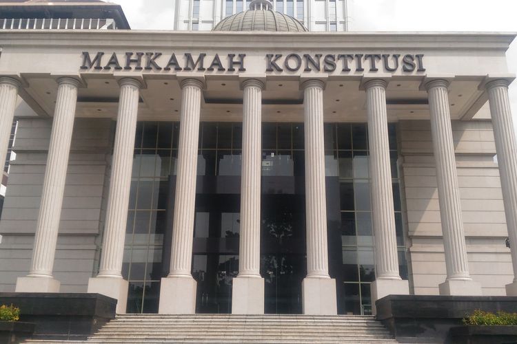 pakar-hukum-tata-negara-refly-harum.jpg