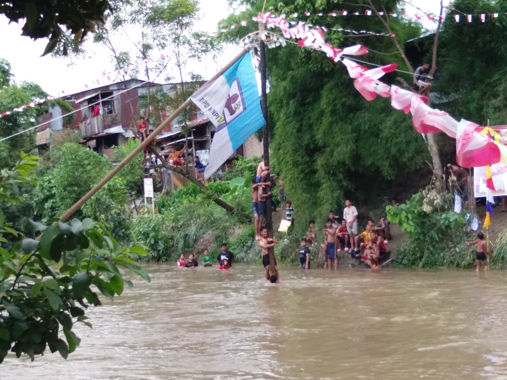 panjat-pinang-di-sungai-tribun_20170817_195639.jpg