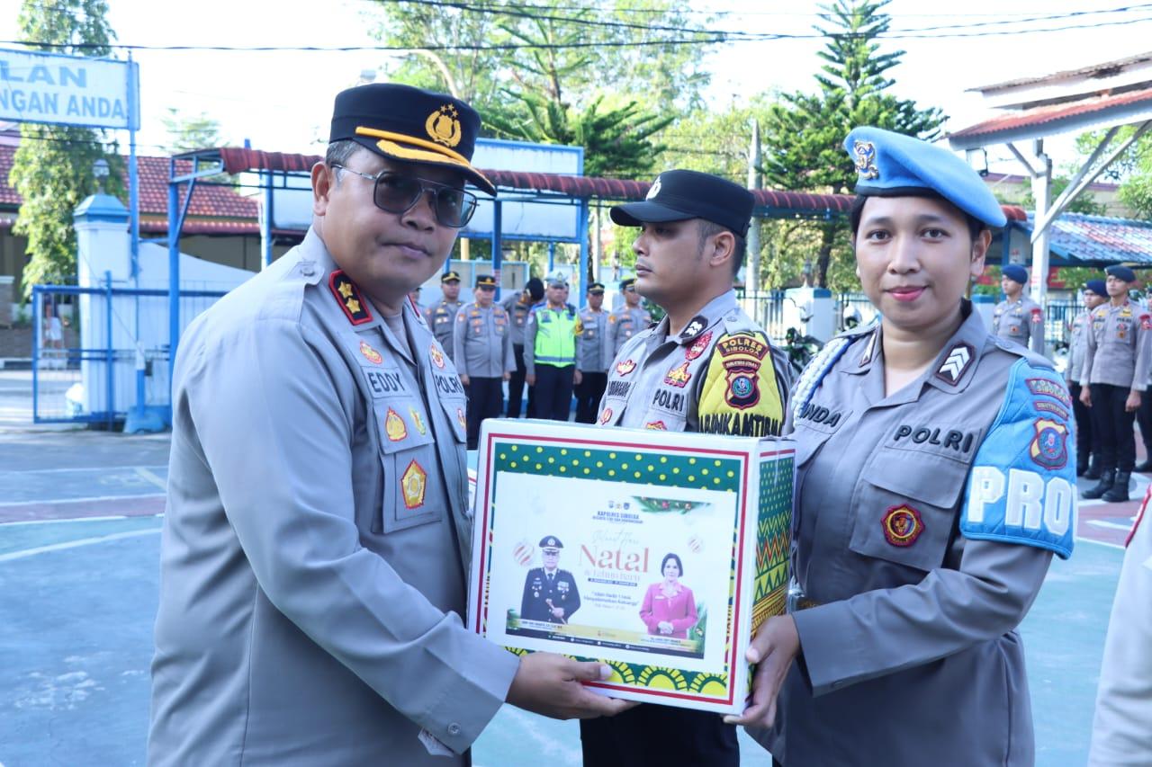 Polres Sibolga Serahkan Bingkisan Natal kepada Personel yang Merayakan Natal