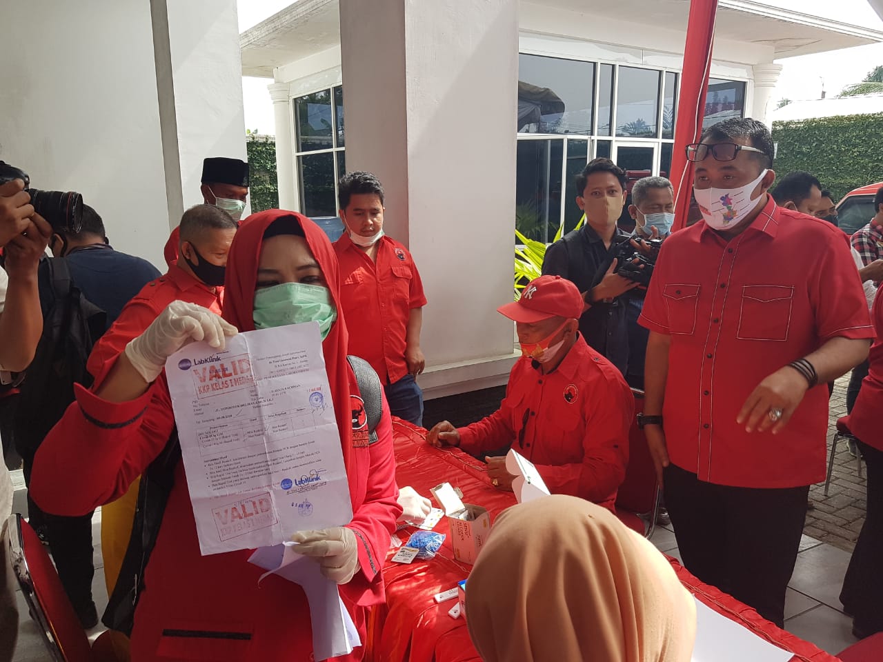 para-calon-yang-diusung-pdip-melakukan-rapid-test-sebelum-masuk-ke-kantor-dpd-pdip.jpg
