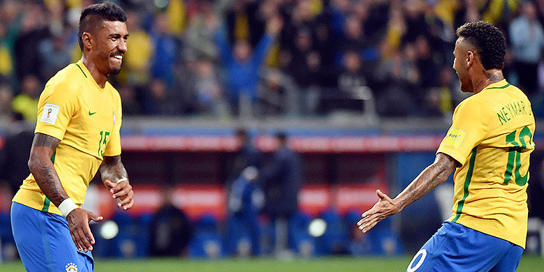 paulinho-kiri-merayakan-golnya-bersama-neymar_20180517_083751.jpg