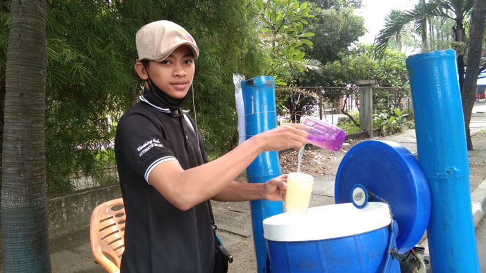 pedagang-air-nira-1.jpg