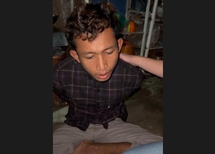 pelaku-pembunuhan-janda-muda-dan-anaknya-di-Langkat-saat-diinterogasi-oleh-polisi.jpg