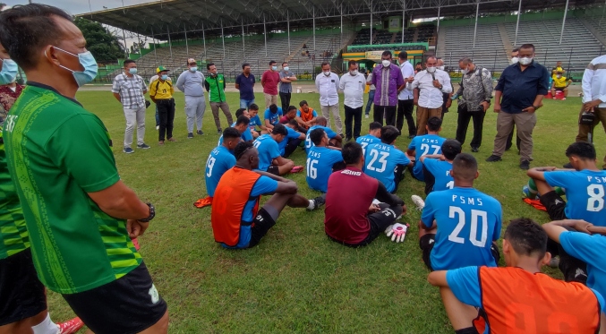 pembina-psms-beri-arahan-pemain.jpg