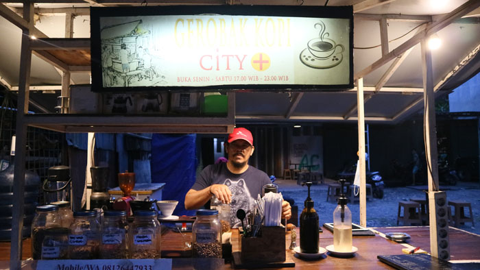 pemilik-gerobak-kopi-city-di-jalan-setia-budi.jpg