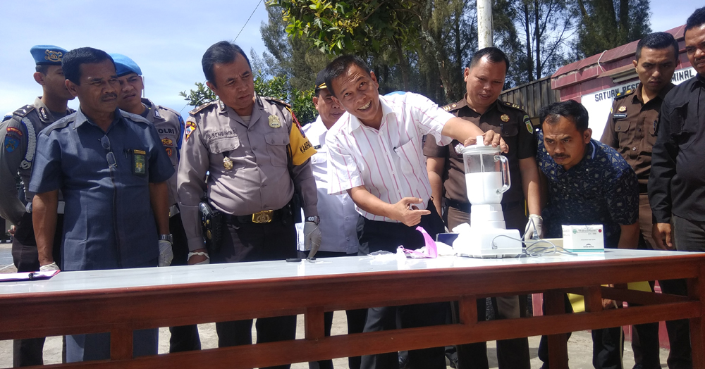 pemusnahan-barang-bukti-narkoba-jenis-sabu-sabu-di-halaman-polres-tanah-karo_20180830_123947.jpg