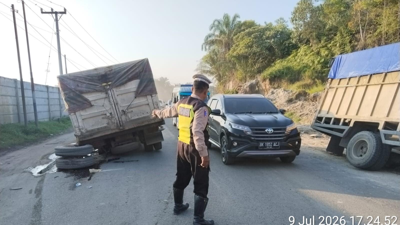 Polres Asahan Sigap Tangani Kemacetan akibat Truk Rusak di Jalinsum Pulau Maria - Tribun-medan.com