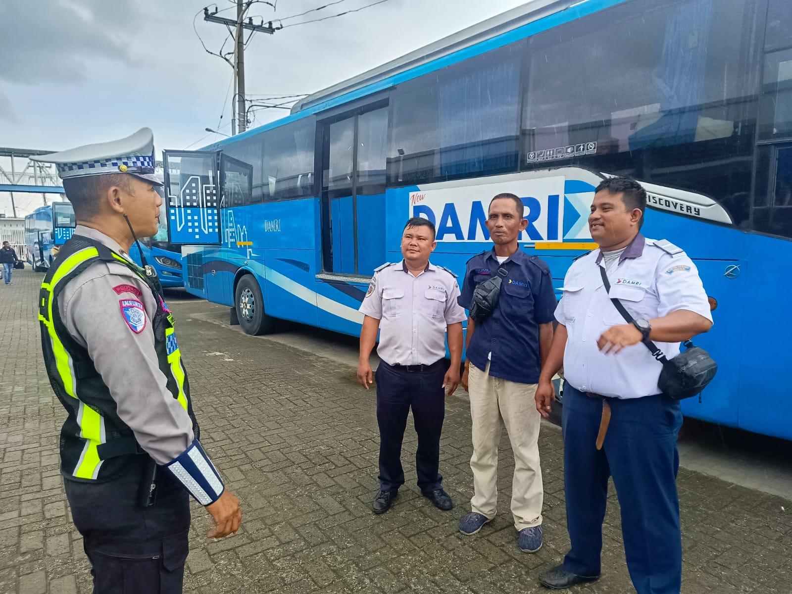 penjelasan-mengenai-Operasi-Zebra-Toba-2025-kepada-sejumlah-supir-bus.jpg