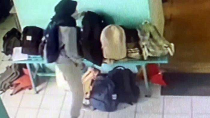 perempuan-berhijab-terekam-kamera-CCTV-mencuri.jpg