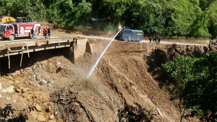 Kapolsek Parapat Pastikan Jembatan Sidua-dua Kabupaten Simalungun Sudah Bebas Longsor