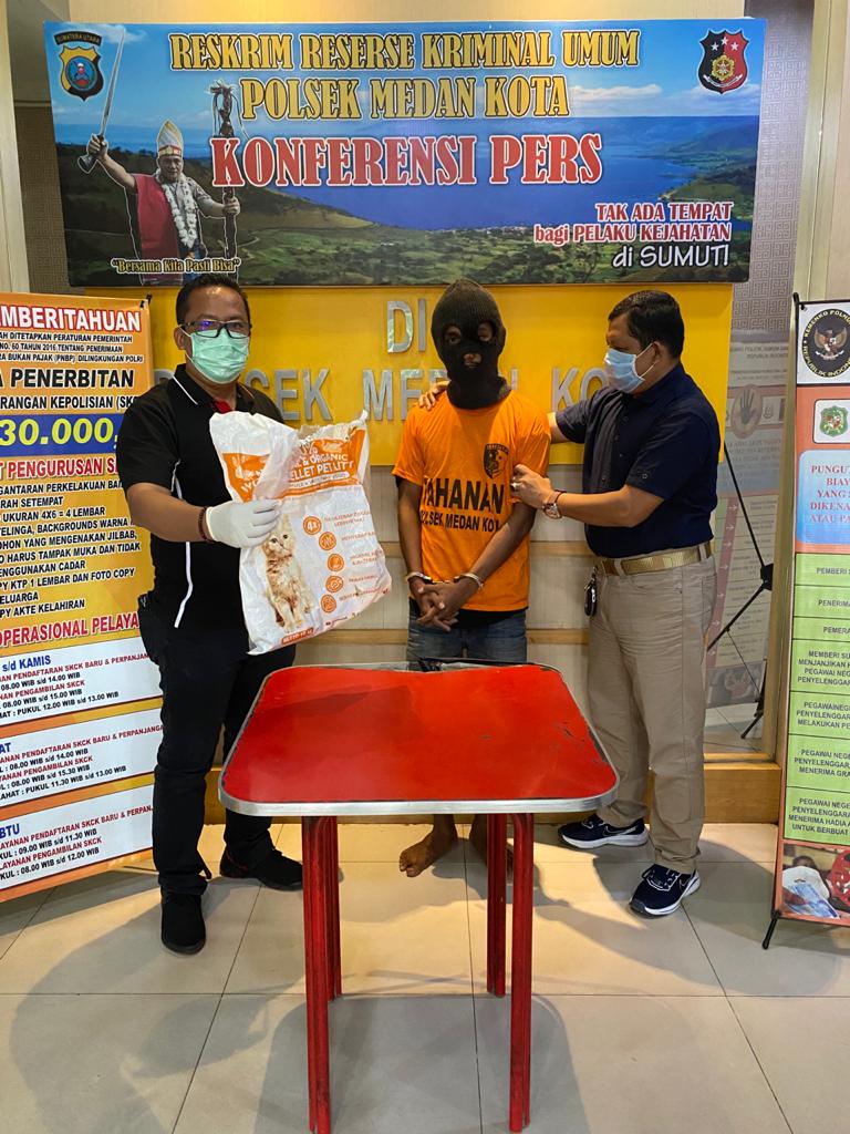 petugas-polsek-medan-kota-mengamankan-pelaku-pencuri-3-kucing-himalaya.jpg