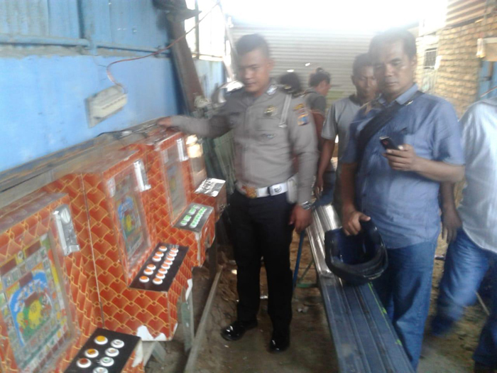 petugas-polsek-percutseituan-amankan-mesin-judi-jackpot.jpg