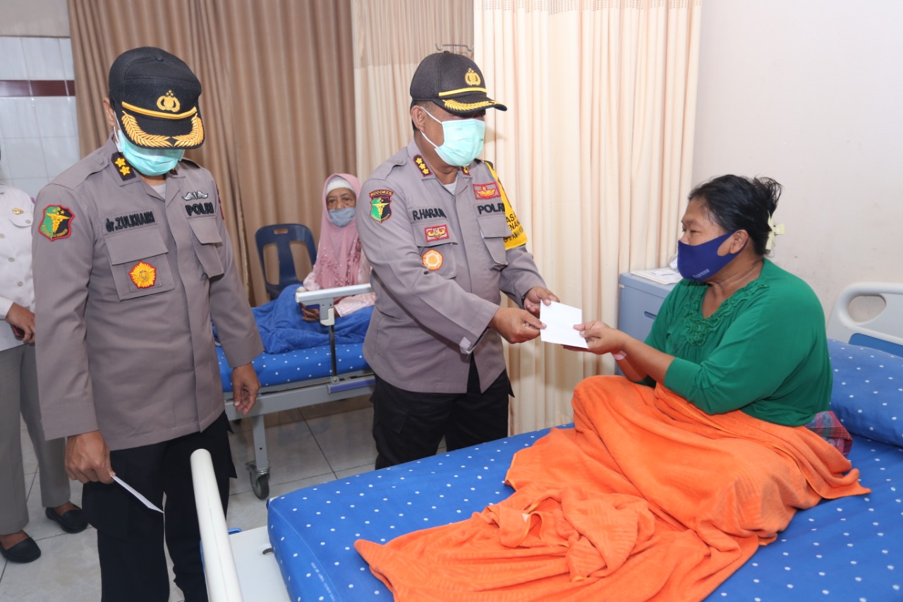 pju-polda-sumut-lakukan-bakti-sosial-di-rs-bhayangkara-medan-jumat-2662020.jpg