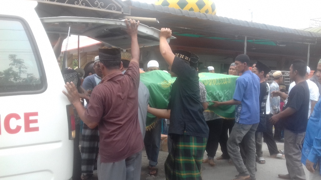 Dua Orang Tewas Tersambar Petir saat Duduk di Warung sambil Main Ponsel
